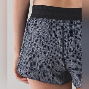 112 LULULEMON SHORT SZ 10 W 15.5” L 12”